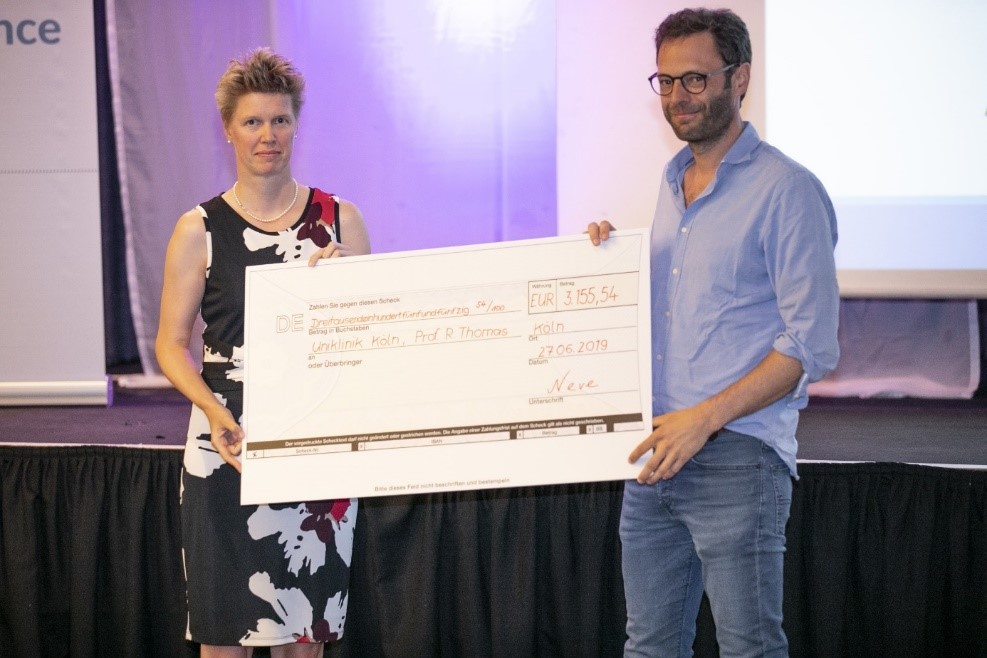 Angehörige überreichen Spende an Forschungsgruppe von Prof. Dr. Thomas